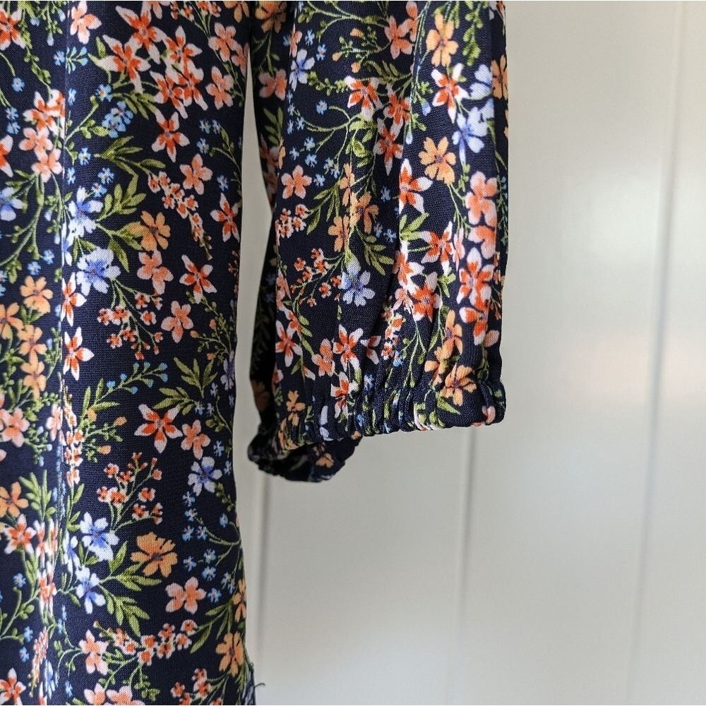 🌸Vince Camuto V-Neck Long Sleeve Floral Blouse NWT - Picture 3 of 16
